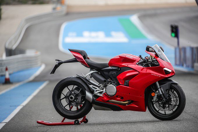 2025 Ducati Panigale V4 and Keeway K300 SF – A Comprehensive Comparison